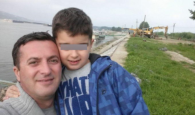 Fiul lui Dezbrăcatu` are şapte ani şi este foarte ataşat de tatăl său.