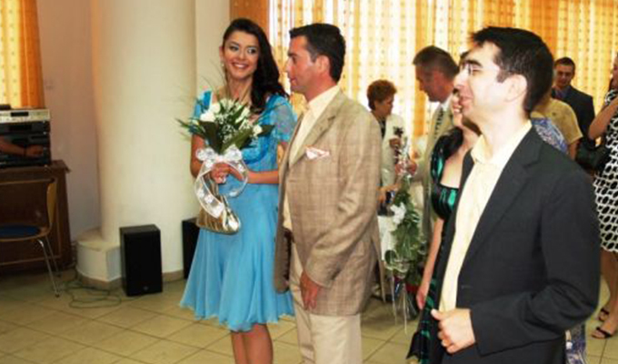 În 2007, Dezbrăcatu` s-a căsătorit cu Laura, iar Găinuşă le-a fost naş.