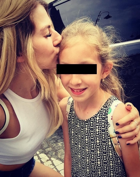 Pe degetul artistei se poate observa un inel