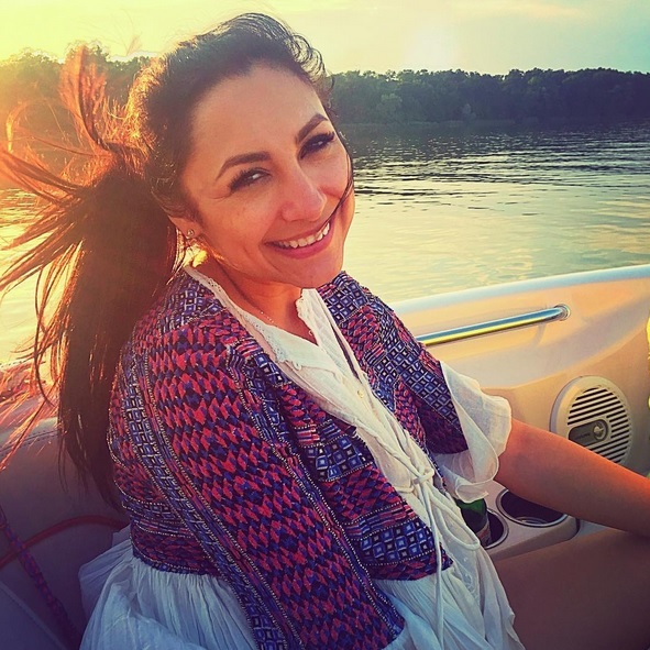 În această imagine, Andra pare însărcinată în luna a şaptea