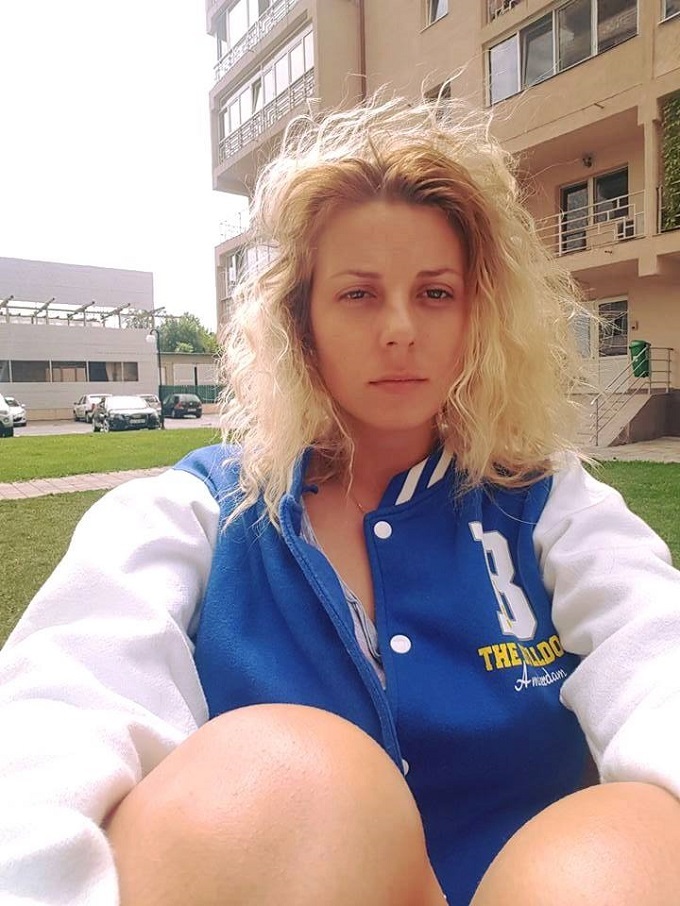 Alina Plugaru s-a pozat nemachiată şi cu părul vâlvoi.