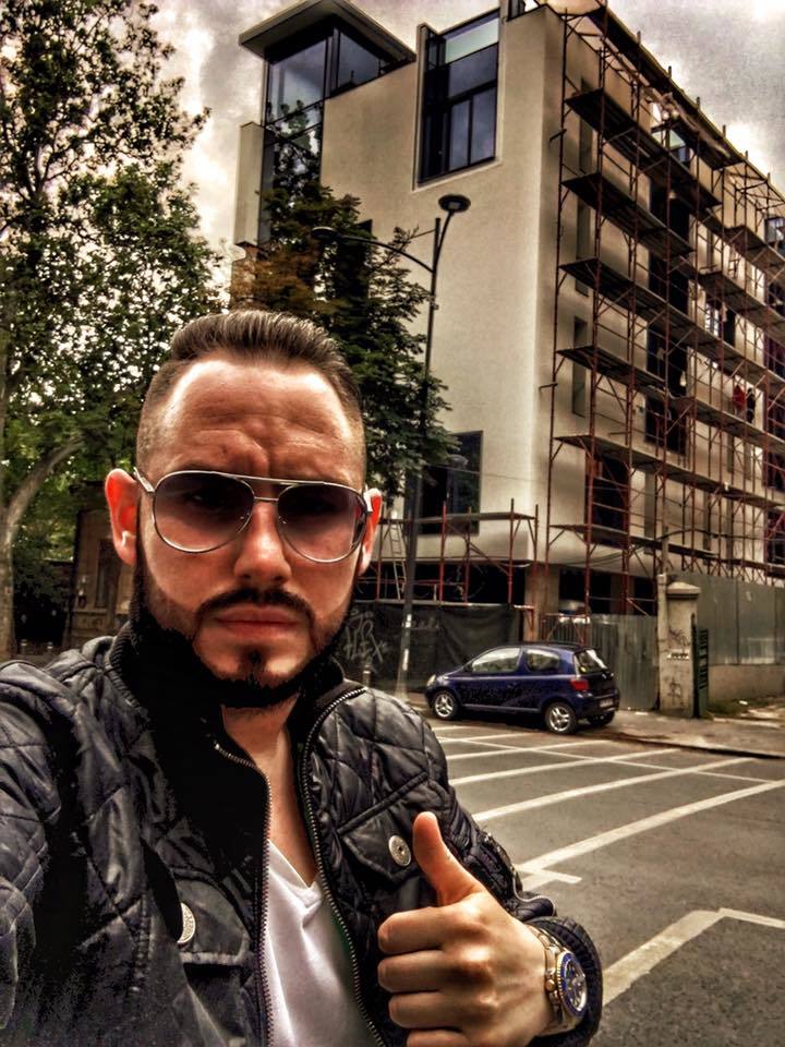 Acesta este blocul cu care se mândreşte Andrei Versace.