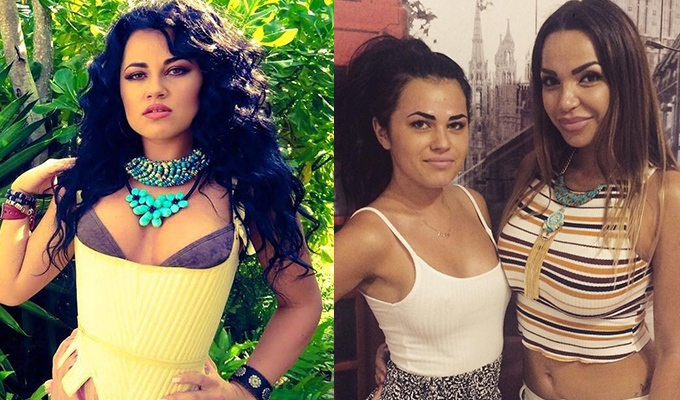 Prima imagine face parte dintr-un pictorial realizat de echipa ”Insula Iubirii”, iar cea de-a doua fotografie cu Deea e făcută de cineva care nu a editat-o după.