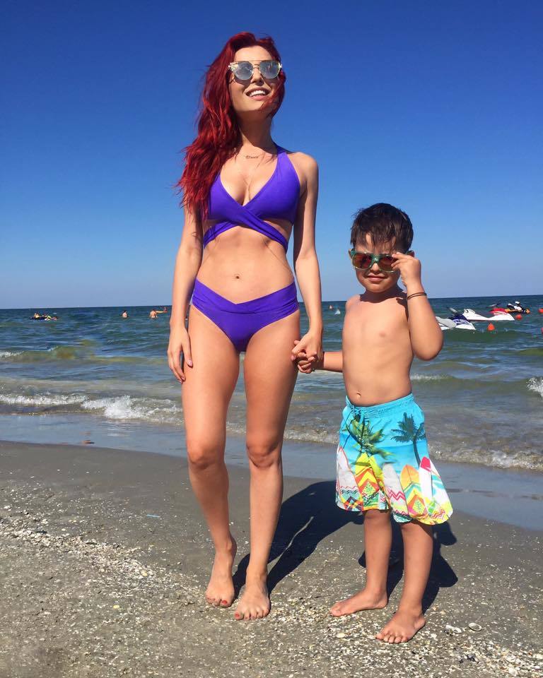 Elena Gheorghe s-a pozat în costum de baie.