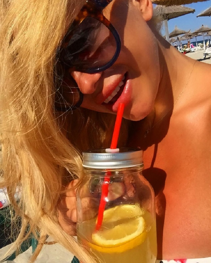 Anda Adam se bucură de timpul petrecut la mare.