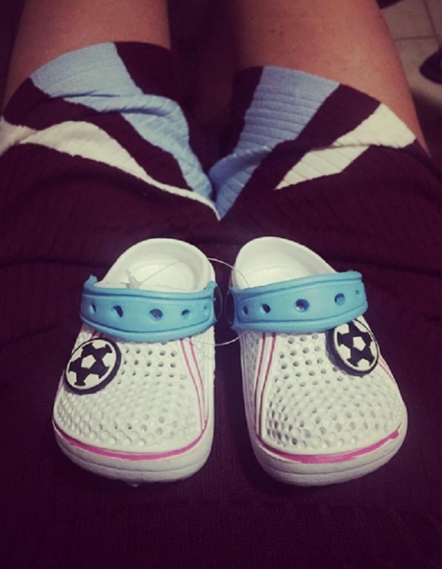 Andreea Bănică a primit o pereche de papuci pentru bebeluşul ei nenăscut.