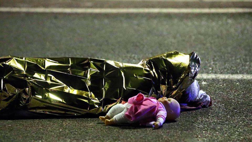 Aceasta este cea mai sfâşietoare imagine surprinsă după atentatul din Nisa.