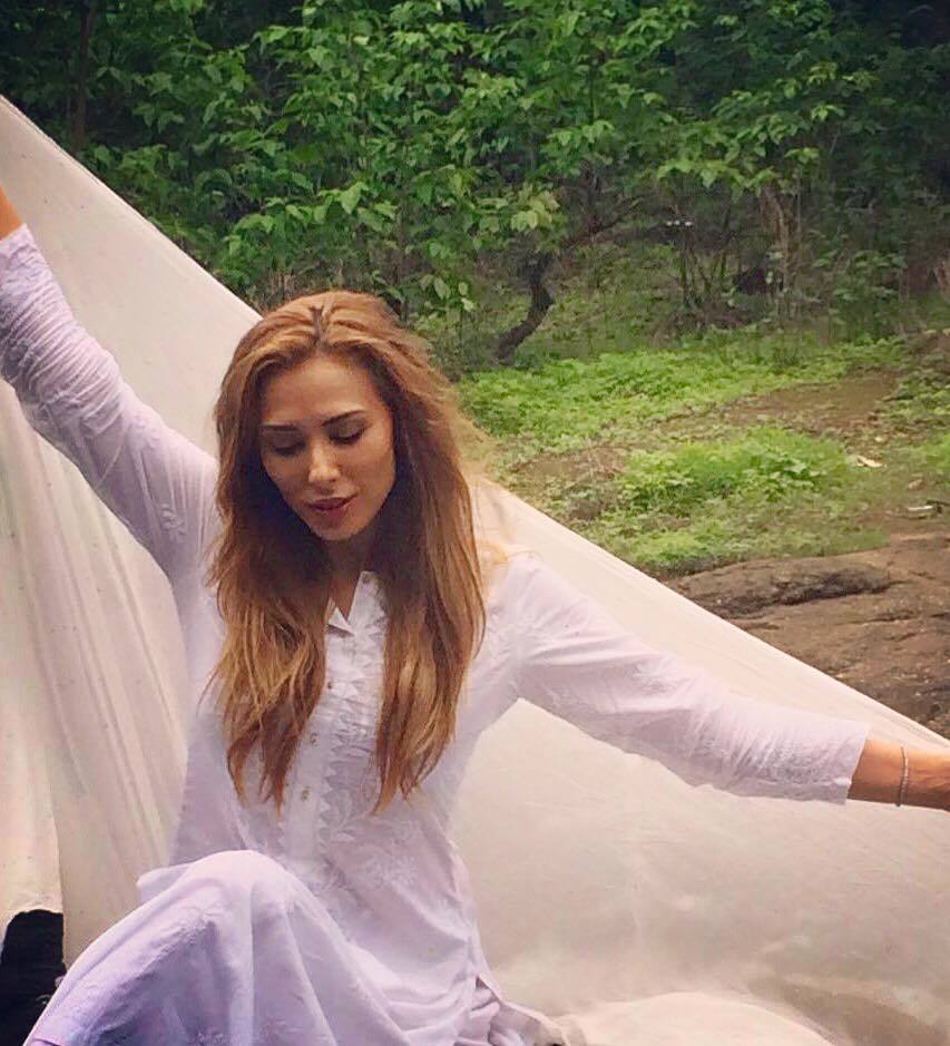 Iulia Vântur s-a pozat într-un sari.