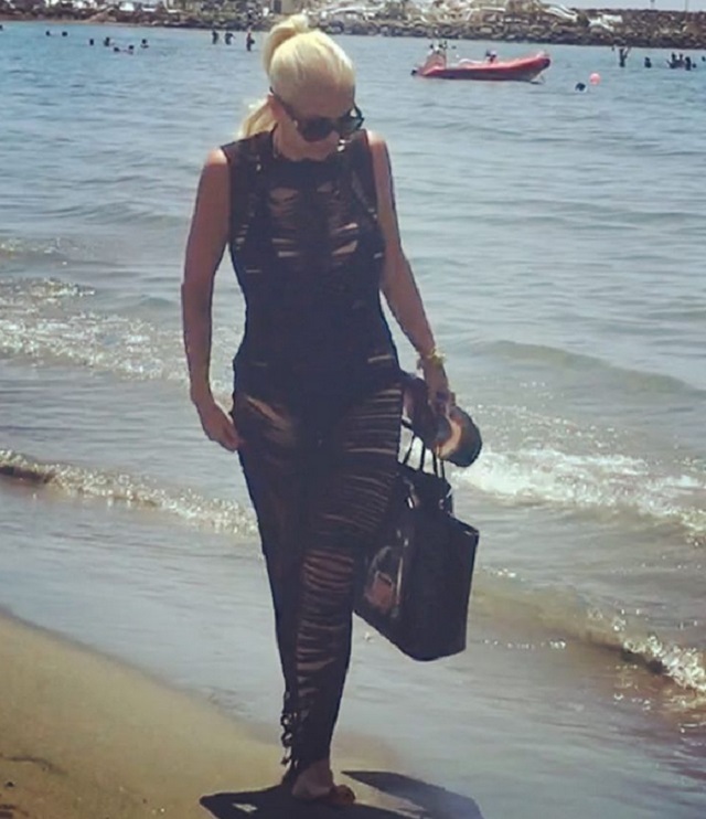 Raluca Bădulescu a apărut pe plajă într-o salopetă neagră.