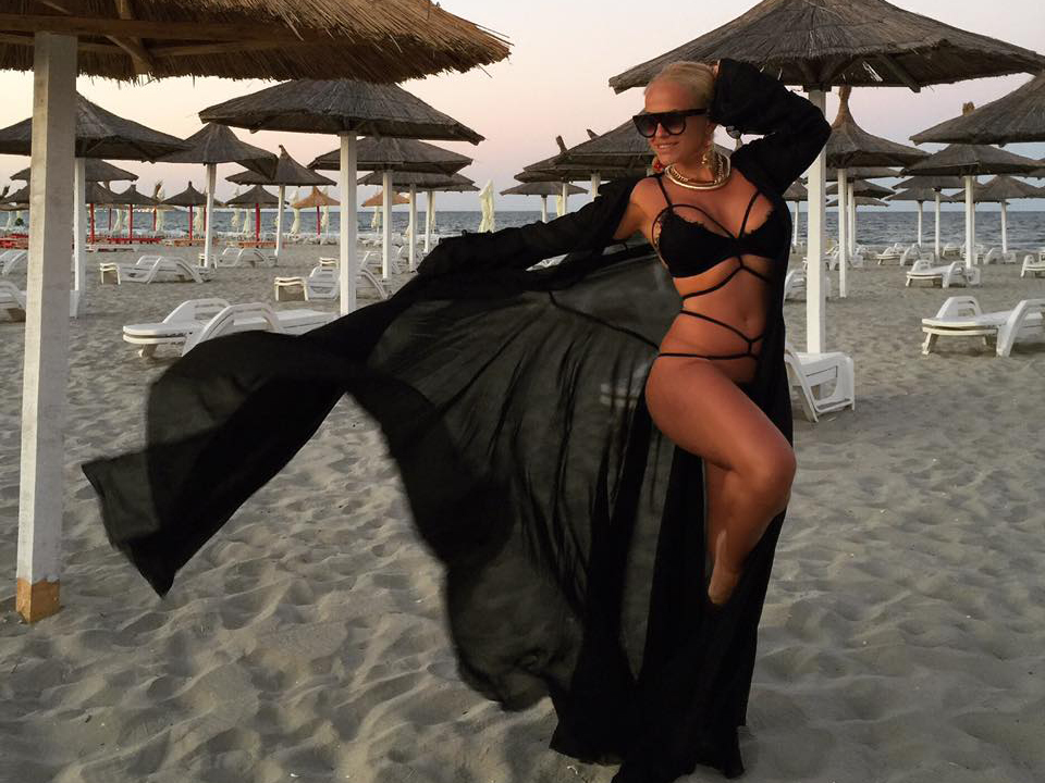 Anda Adam i-a surprins pe internauţi cu această imagine în care apare îmbrăcată c-un costum de baie minuscul, la malul mării