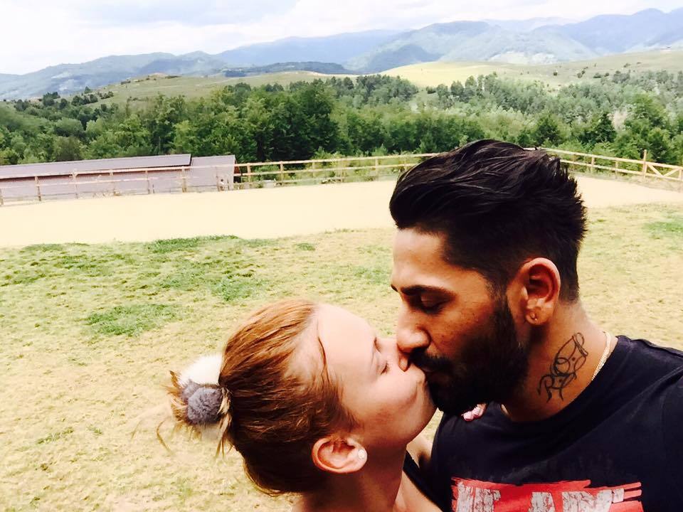 Misha şi Connect-R au fost surprinşi în timp ce se sărutau.