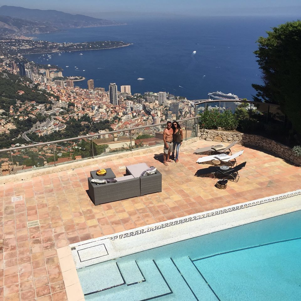 Mihaela Rădulescu şi Felix se bucură de o privelişte de vis şi de o piscină la înălţime.