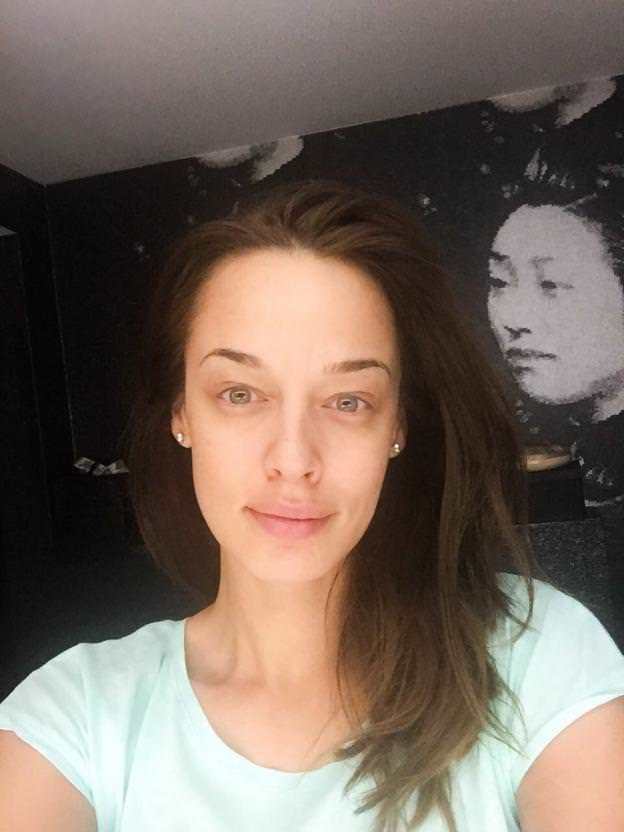 Andreea Raicu s-a pozat fără machiaj.