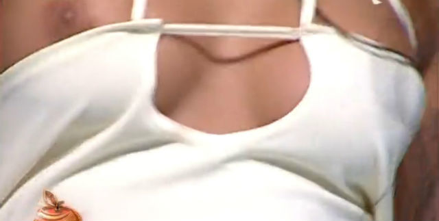 Daniela Crudu a dansat cu un sân pe afară.