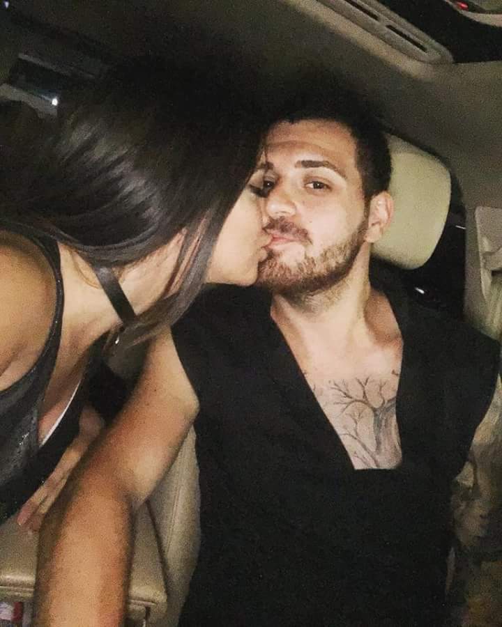 Betty Salam s-a fotografiat în timp ce îşi săruta iubitul în maşină.