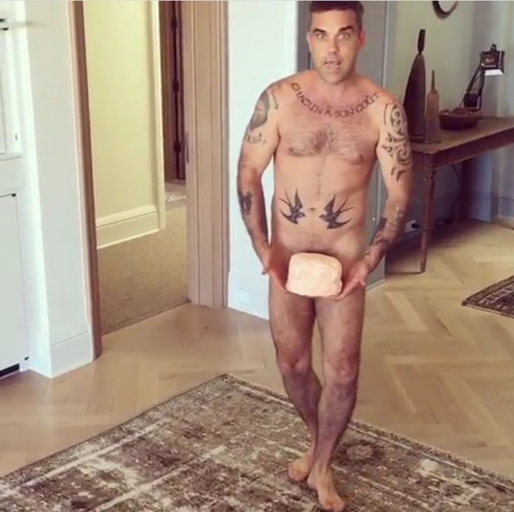 Robbie Williams a fost filmat gol de soţia sa.