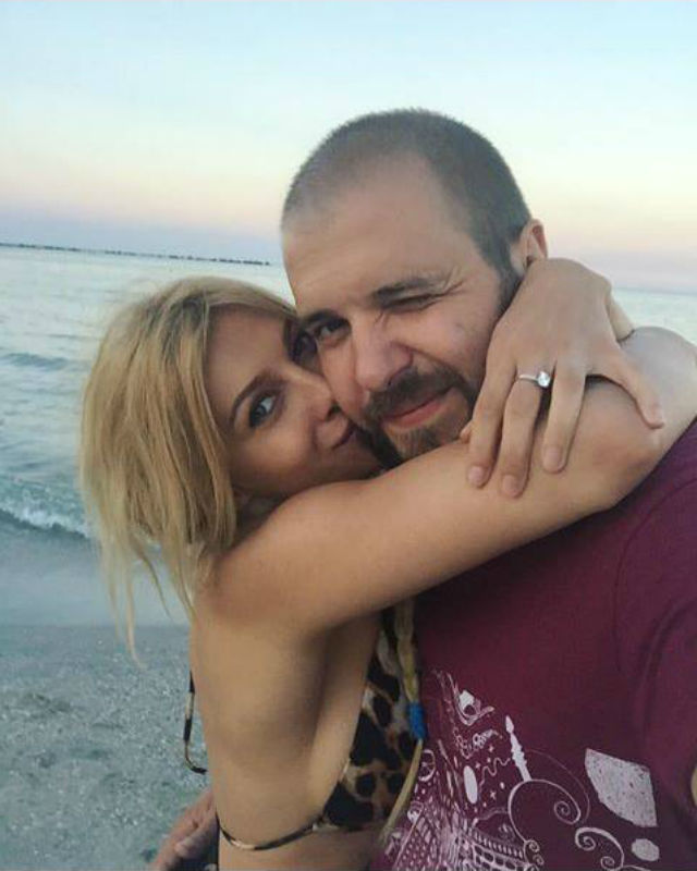 Lora petrece momente de neuitat la mare cu iubitul ei.