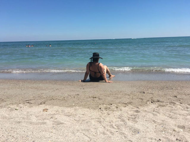 Ozana Barabancea s-a lăsat fotografiată în costum de baie.