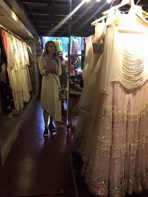 Iulia Vântur s-a pozat într-un magazin de rochii.