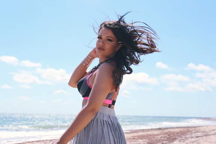 Betty Salam a apărut pe plajă în sutien şi fustă.