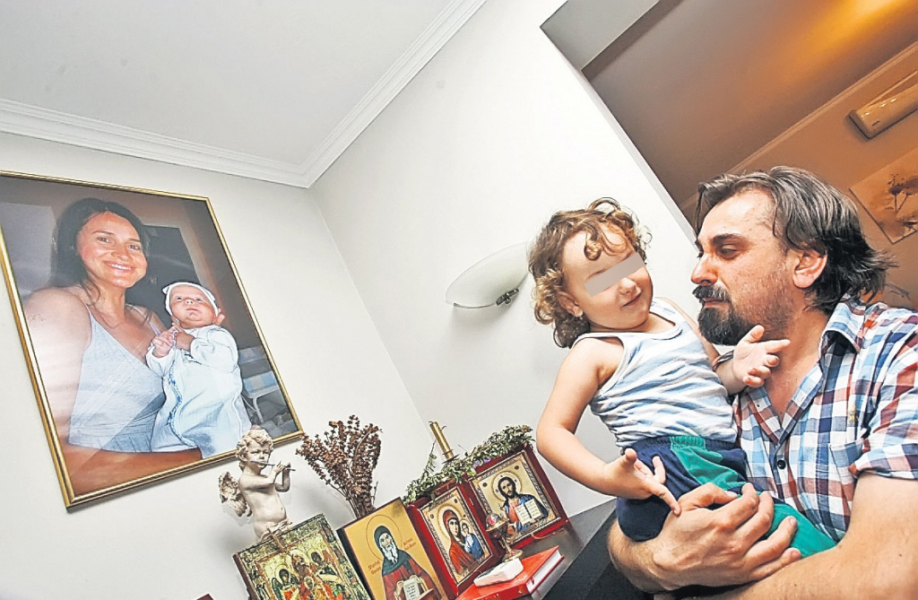 Petru Mircea are un altar în living format din fotografii cu Mădălina Manole.