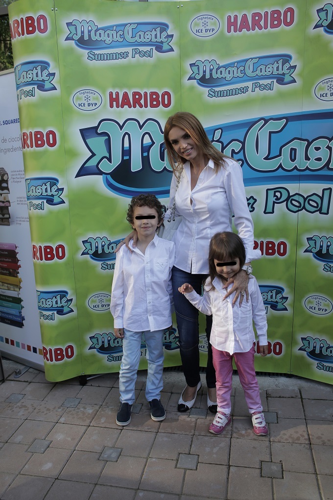 Cristina Spătar are doi copii: Albert (8 ani) şi Aida (6 ani).