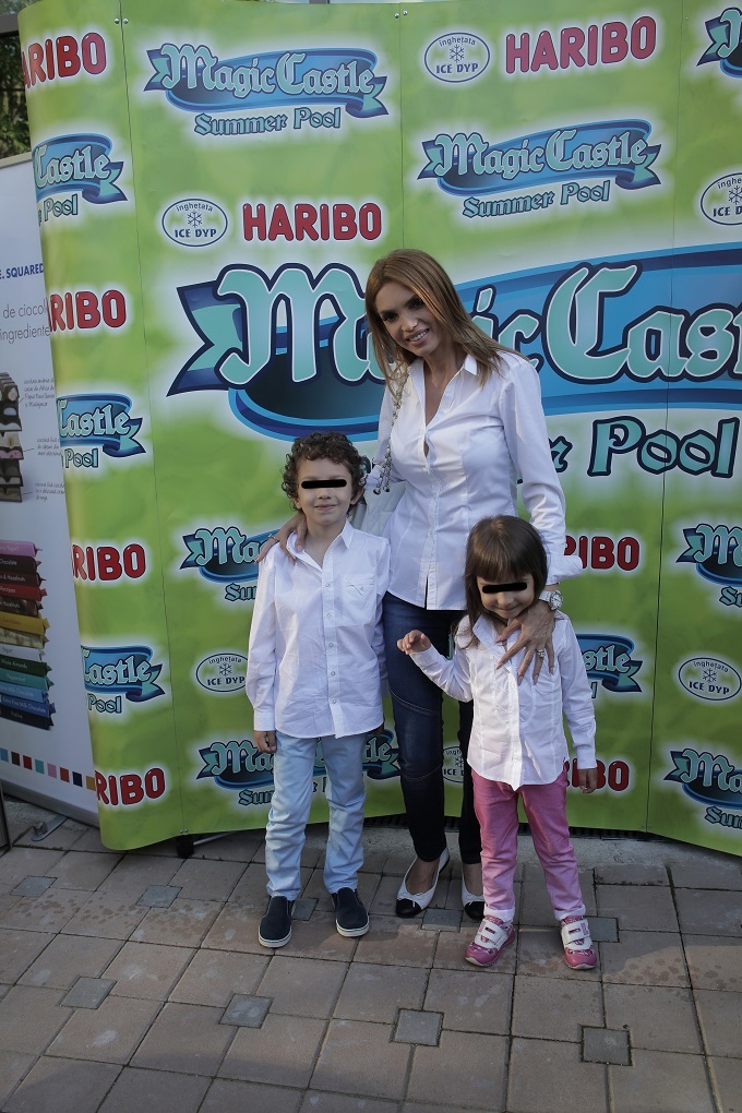 Cristina Spătar are doi copii: Albert (8 ani) şi Aida (6 ani).