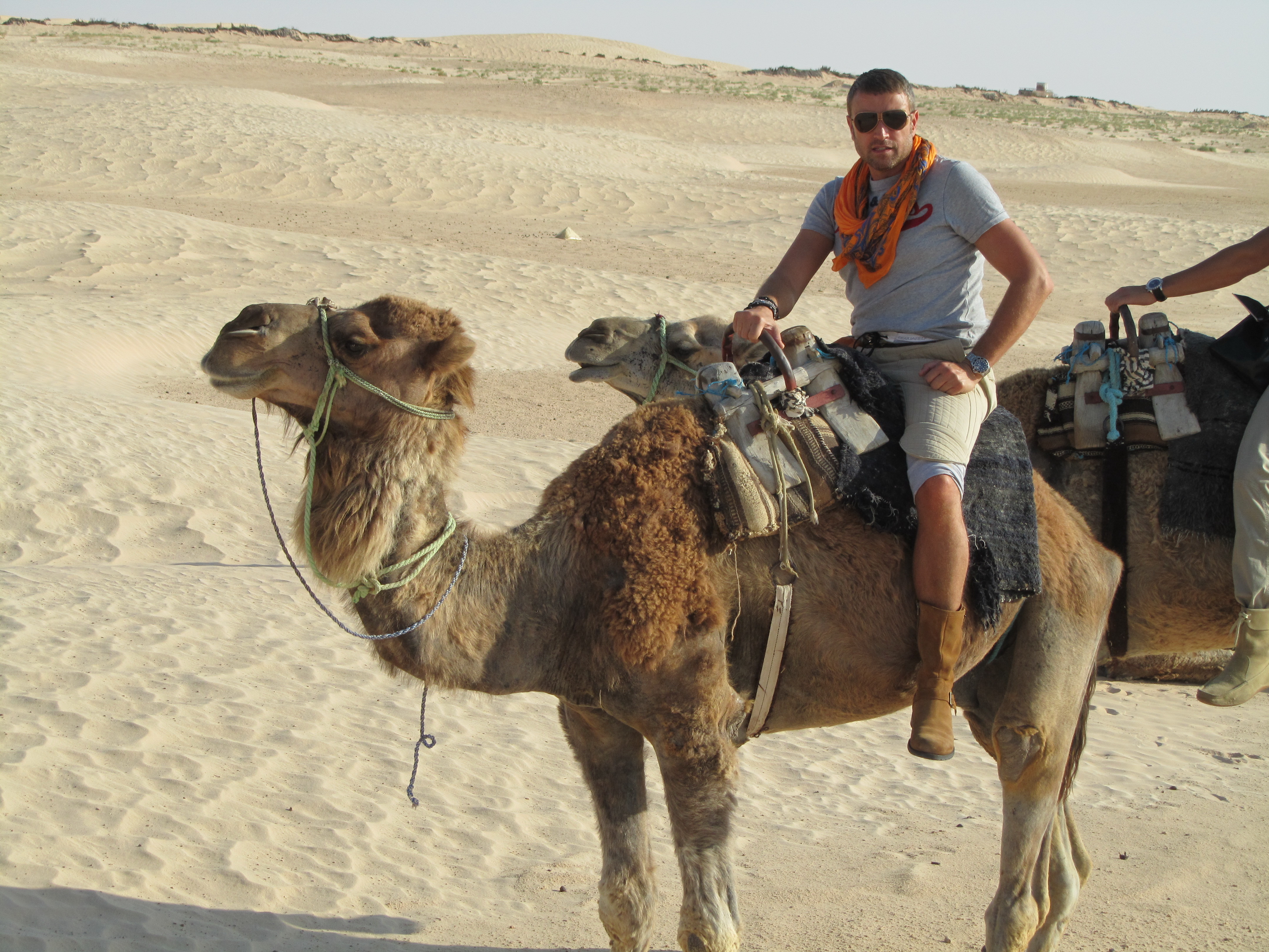 Designerului îi place foarte mult să călătorească şi să cunoască locuri şi culturi noi.