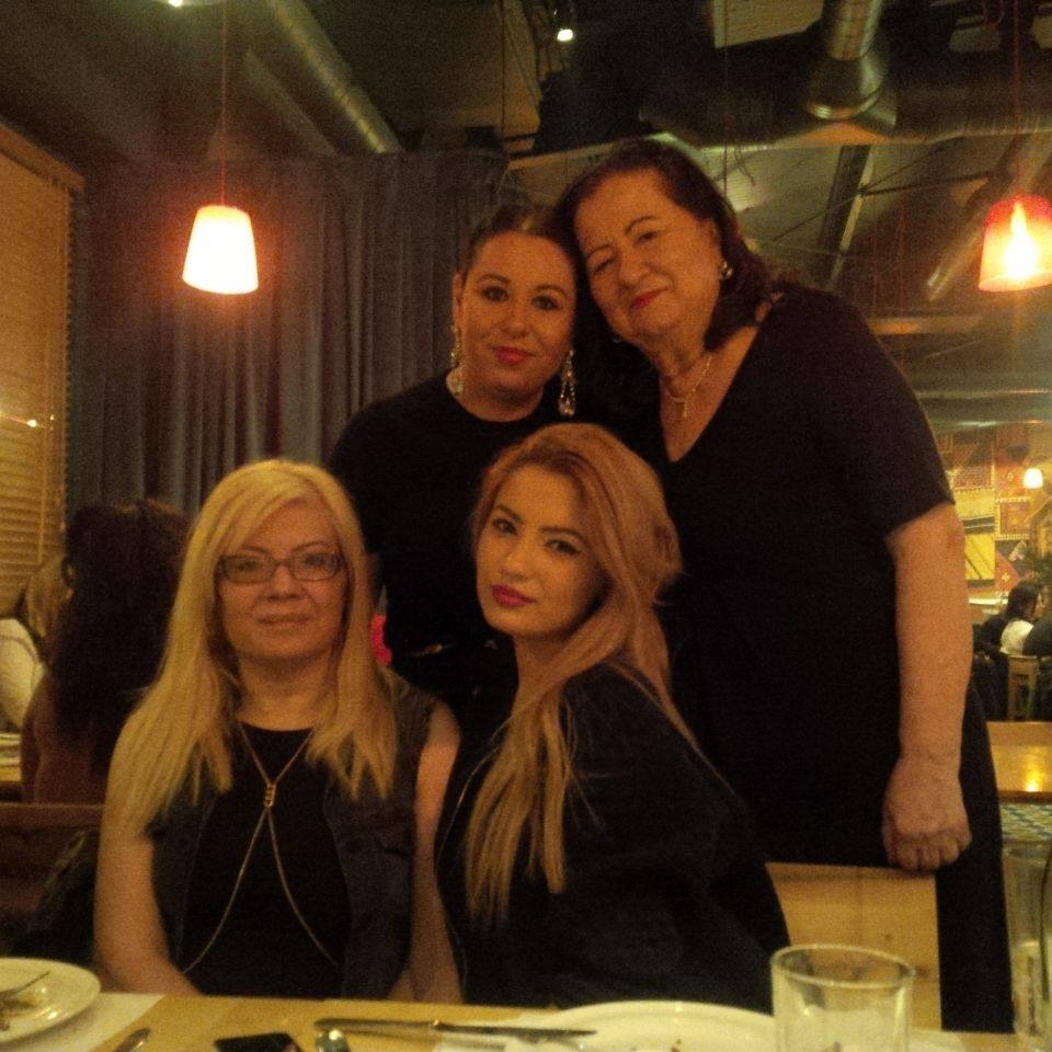 Oana Roman îşi adoră familia, cu excepţia tatălui cu care a rupt legătura cu scandal după ce acesta s-a recăsătorit.