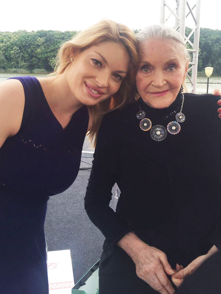 Valentina Pelinel şi „mama Zina“ sunt foarte apropiate, iar manechinul îl duce pe Milan în vizită la aceasta