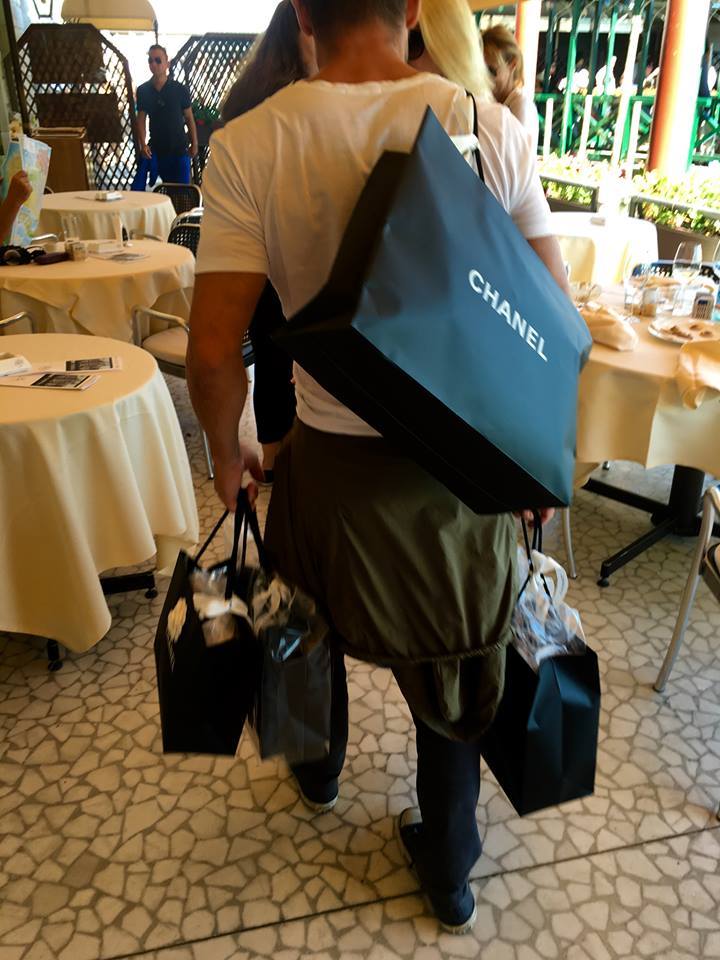 Felix a cărat plasele în care se aflau cumpărăturile