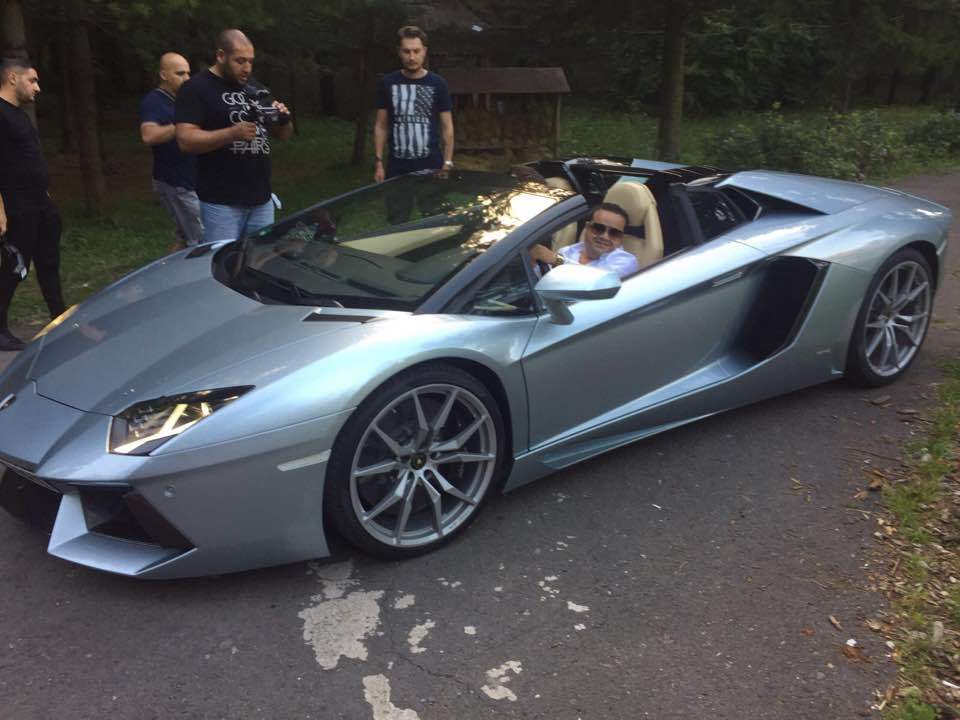  Adi Minune conduce un Lamborghini