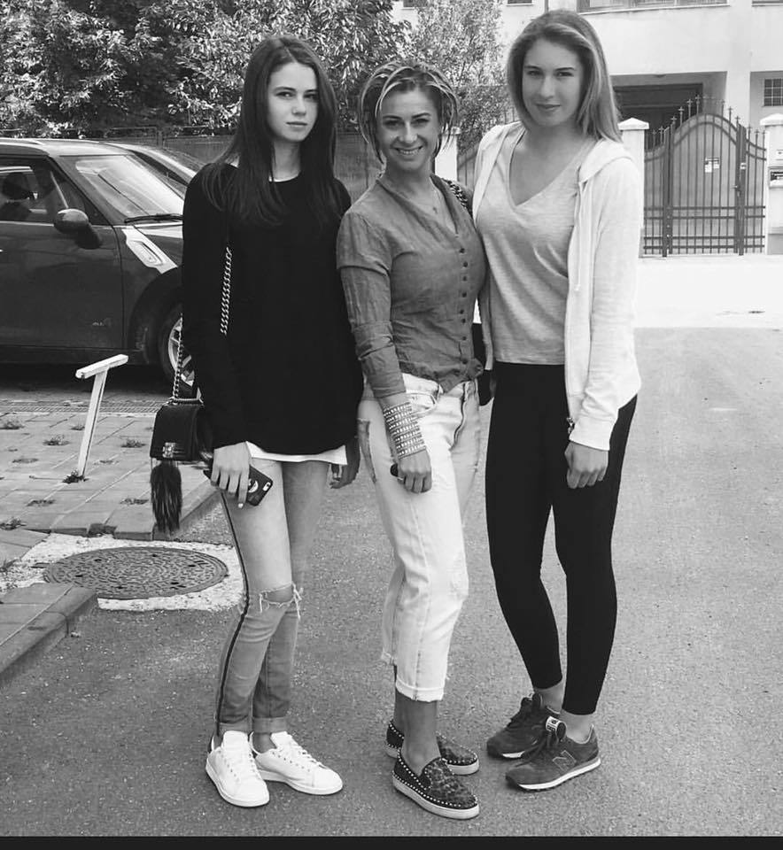 Ana Maria Prodan a fost numită „sora“ celor două fiice ale sale de către internauţi