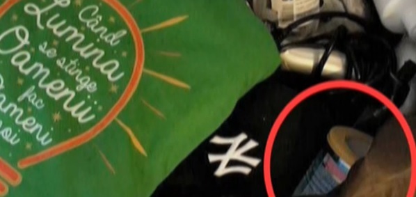 Delia are în geantă o cutiuţă de lapte praf.