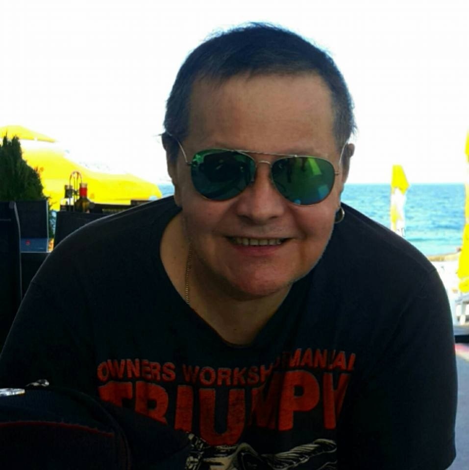 Lui Leo Iorga i-a crescut părul, aşa că a renunţat la baticul pe care l-a purtat pe durata tratamentelor cu citostatice.