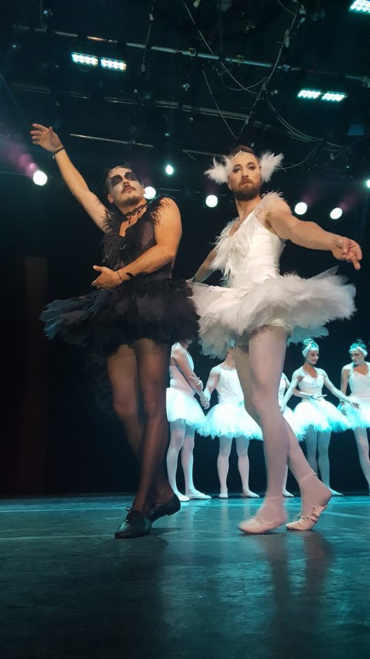 Răzvan Simion i-a urat „La mulţi ani“ colegului său de emisiune prin această fotografie cu ei doi îmbrăcaţi precum două balerine