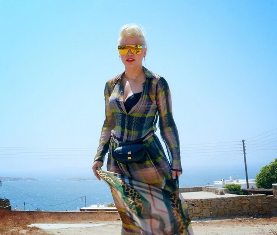 Loredana Groza s-a pozat cu lenjeria intimă la vedere.