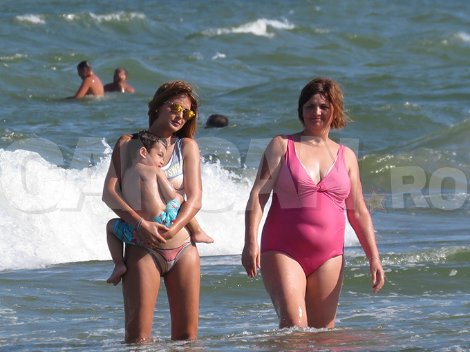 Sorina arată senzaţional în costum de baie.