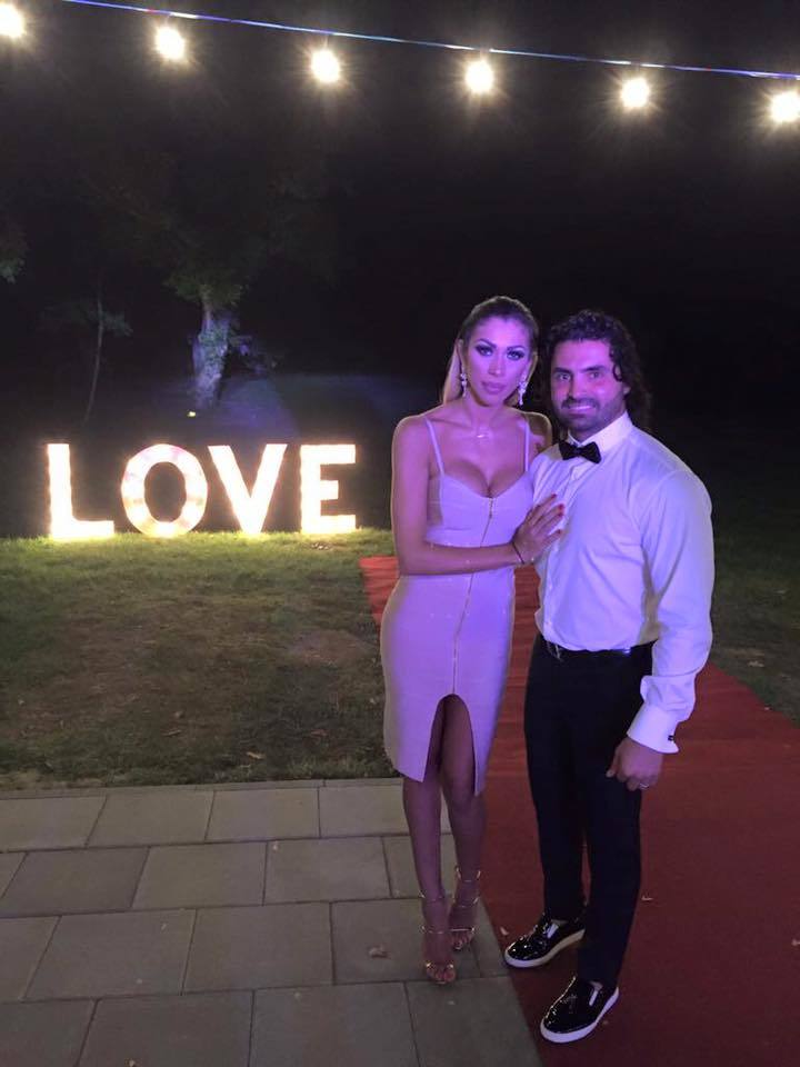 Raluca Pastramă a mers la nuntă într-o rochie mulată.