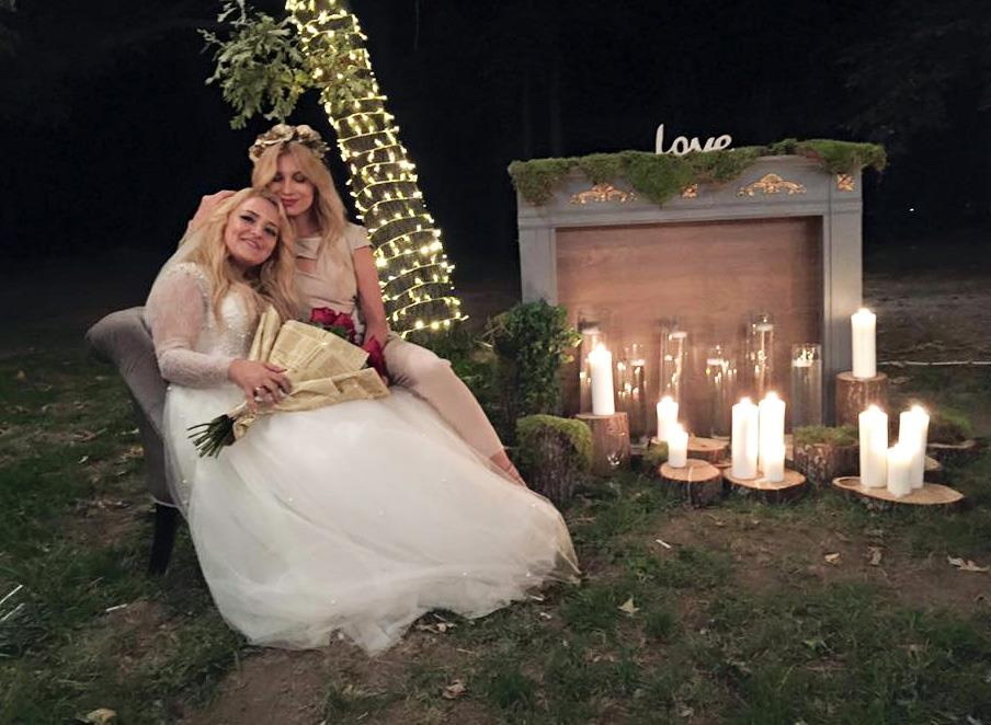 Lora s-a fotografiat alături de soţia lui What`s Up.