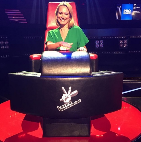 Andreea Esca s-a pozat la pupitrul emisiunii ”Vocea României”