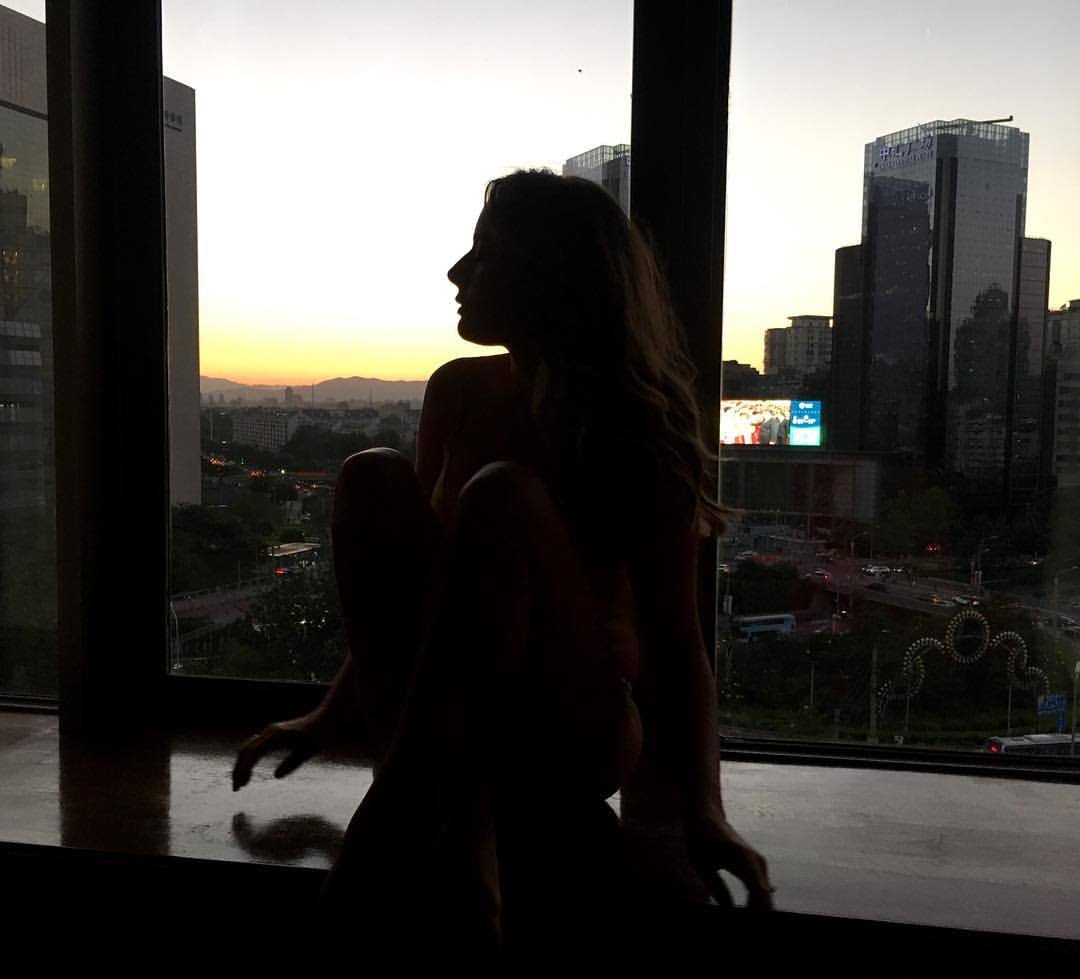 Laura Cosoi s-a fotografiat într-o ipostază incendiară