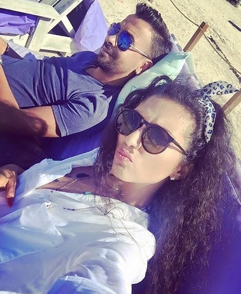 Doiniţa se distrează cu Max la mare.