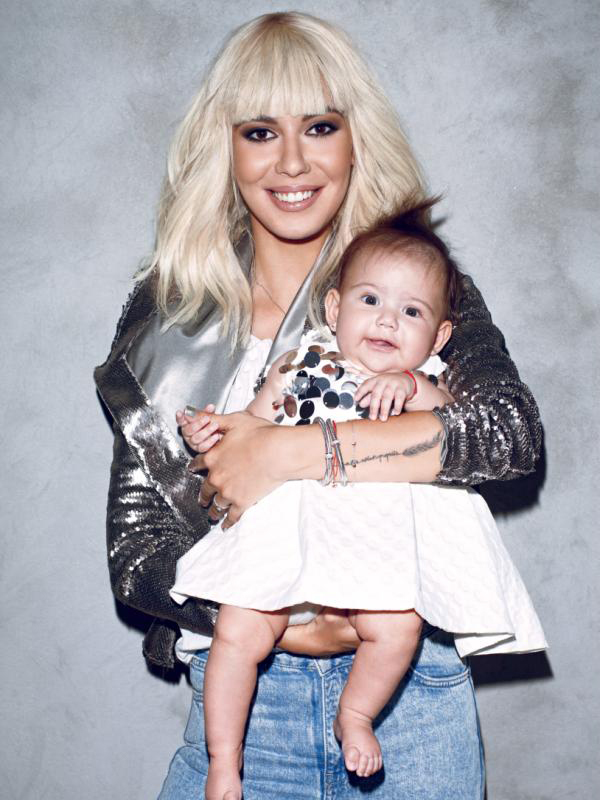 Sore le-a prezentat-o tuturor pe micuţa Erin, iar imaginea cu ele două a apărut pe coperta revistei Viva