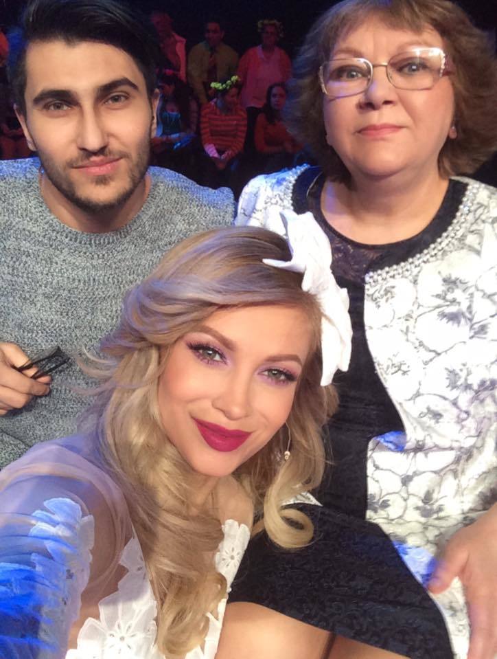 Lora este foarte ataşată de familia sa.