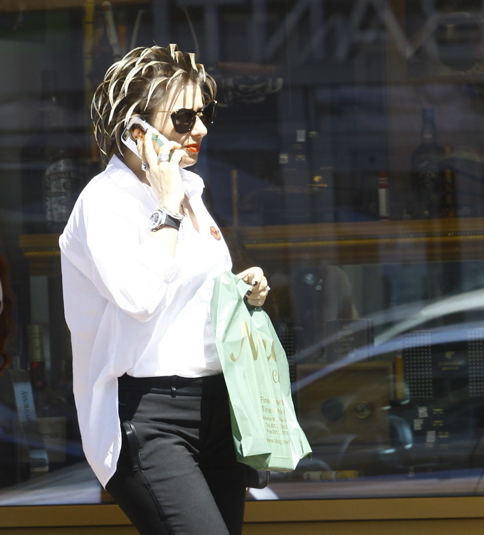 Anamaria Prodan şi-a imprimat pe husa telefonului propriul chip. Mai rămâne ca Prodanca să îşi imprime chipul pe dinţii de faţă, ca să ştie lumea cu cine stă de vorbă atunci când vorbeşte cu Anamaria. Glumim, bineînţeles.