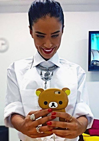 Când o sună careva, Adelina Pestriţu scoate ursuleţul din geantă şi îl duce la ureche. Norocul ei că ursulţeţul nu este decât o husă de telefon, că, altfel, ar fi rămas de mult fără urechi