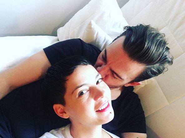 Maria Dinulescu s-a fotografiat în ipostaze tandre c-un bărbat