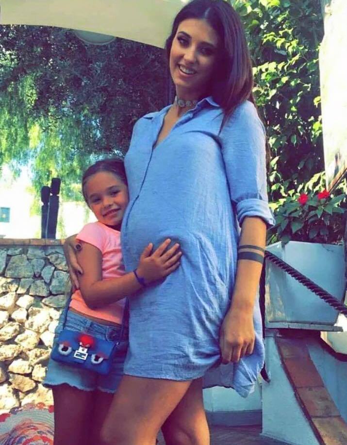 Antonia a făcut publică imaginea cu ea şi Maya, în care fetiţa este extrem de grijulie faţă de viitorul ei frăţior