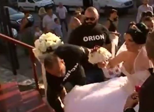 Nici la biserică lucrurile nu au stat diferit pentru Andreea Tonciu, care a avut nevoie de ajutor pentru a urca treptele